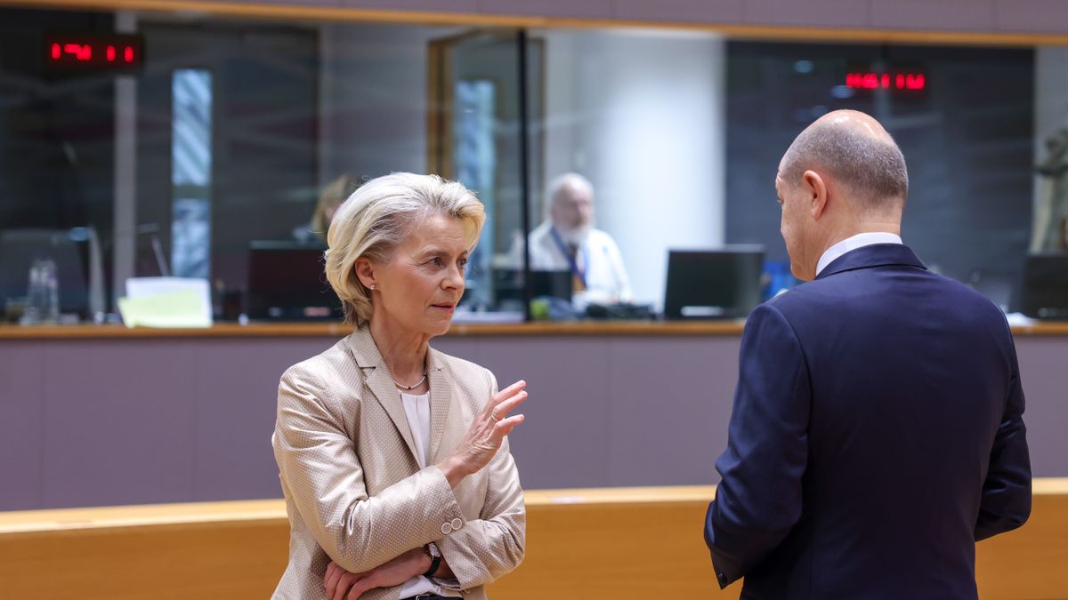 Ursula von der Leyen, president of the European Commission, left, and Olaf Scholz, Germany's chancellor, on day two of a European Union leader summit in Brussels, Belgium, on Friday, Oct. 27, 2023. European Union leaders agreed to call for humanitarian corridors and breaks in the Israel-Hamas war to ensure aid reaches Gaza, after five hours of wrangling. Photographer: Simon Wohlfahrt/Bloomberg via Getty Images