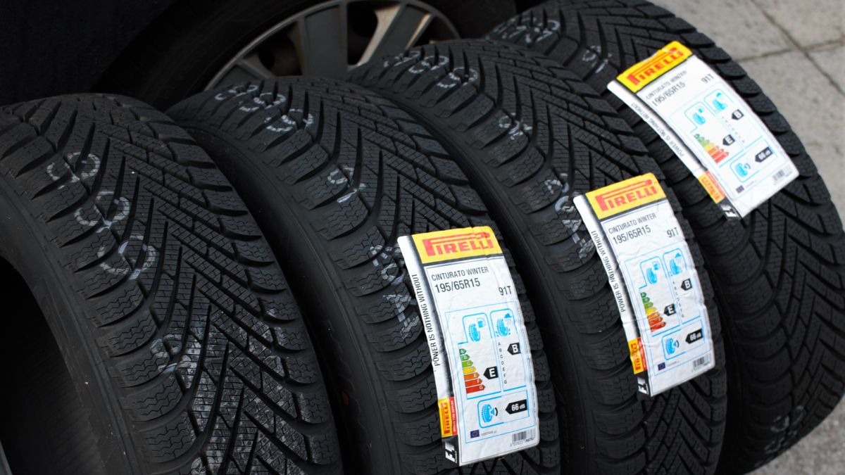 Nie tylko premium. Nawet tanie "zimówki" zapewnią na śniegu lepszą przyczepność niż letnie ogumienie
