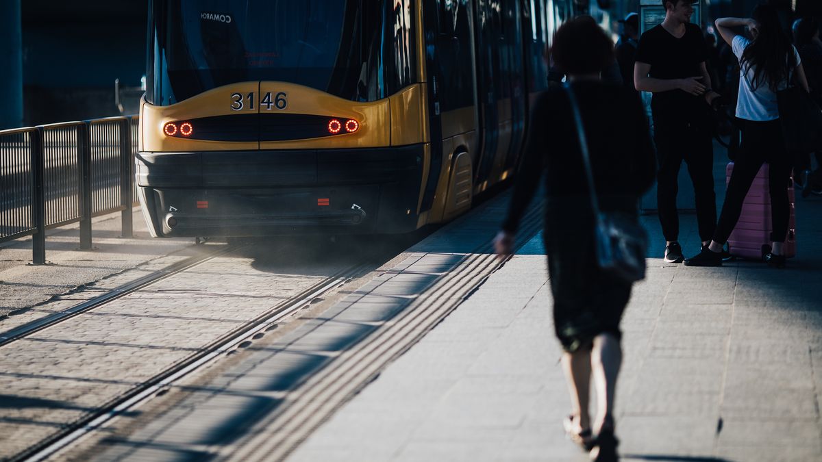 wpwiado przystanek tramwaj warszawa podróżni tory tramwajowe