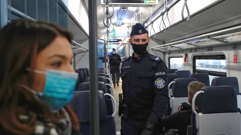 Sypią się mandaty za brak maseczek. Kilka tysięcy dziennie 