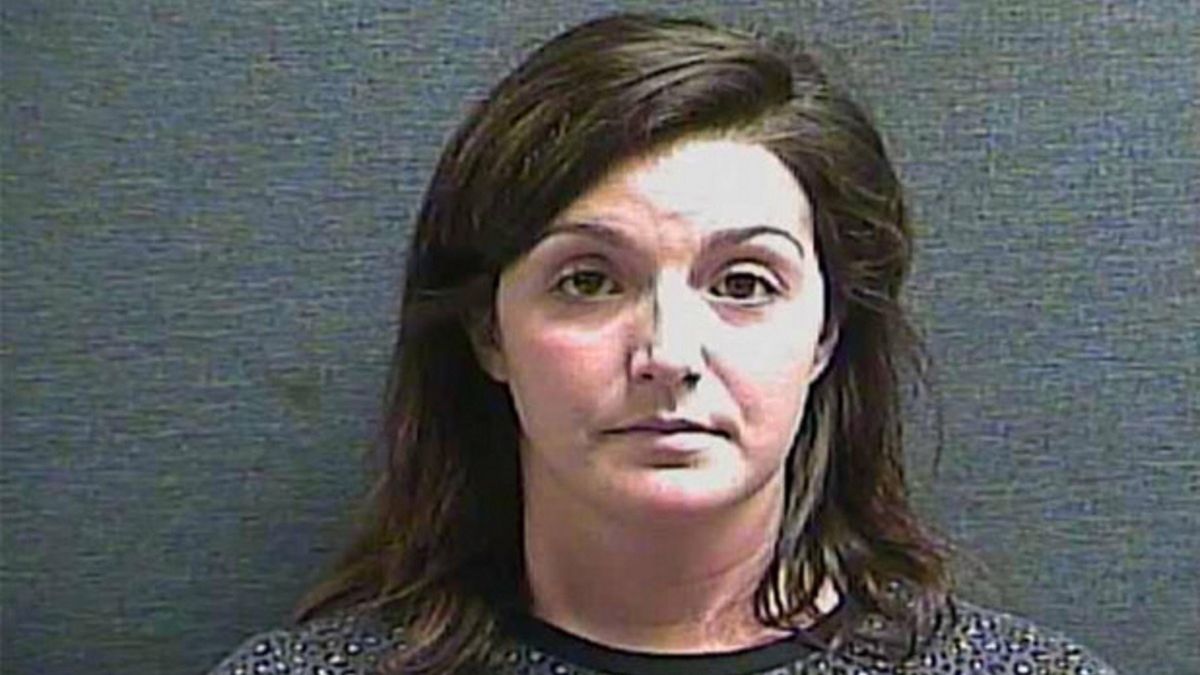 Nauczycielkę z Kentucky oskarżono o utrzymywanie intymnych kontaktów z uczniem