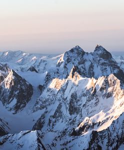 Turyści zaginęli podczas wspinaczki na najwyższy szczyt Rosji. Trwają poszukiwania