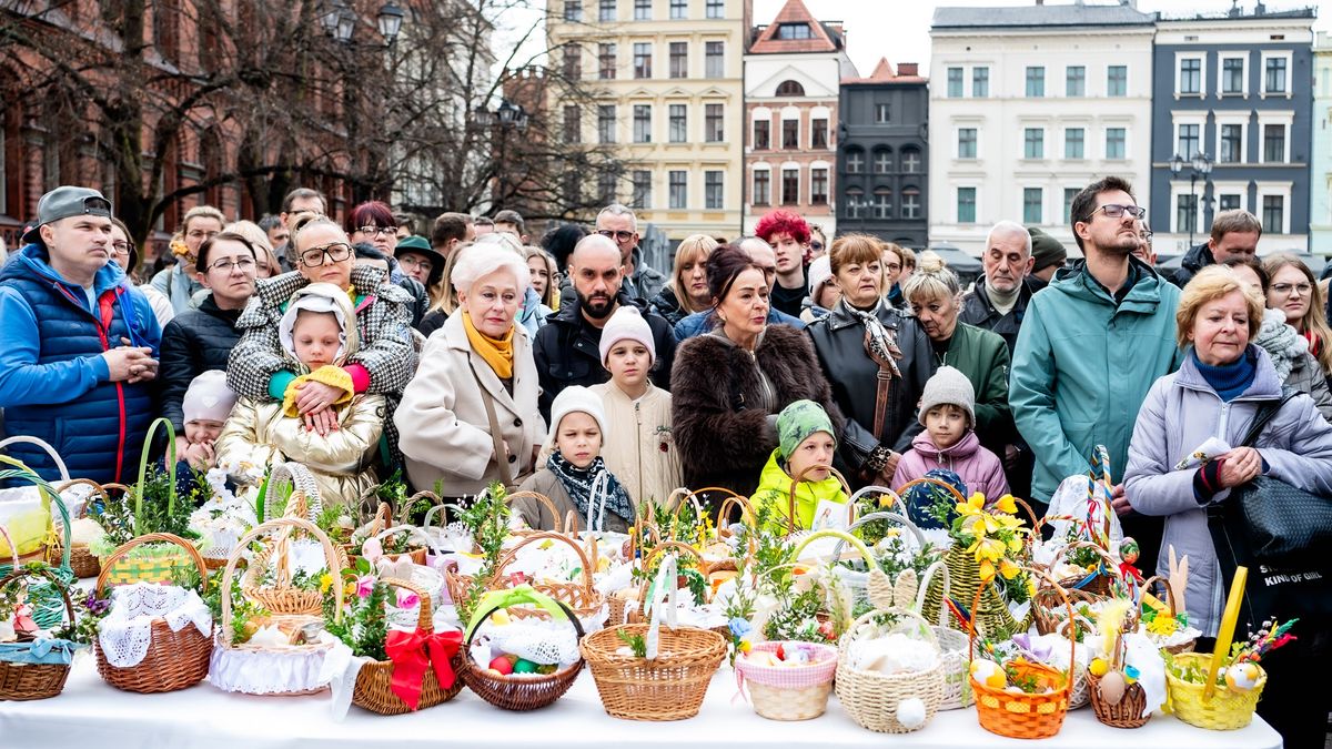 Tłumy poświęciły pokarmy na rynku w Toruniu
