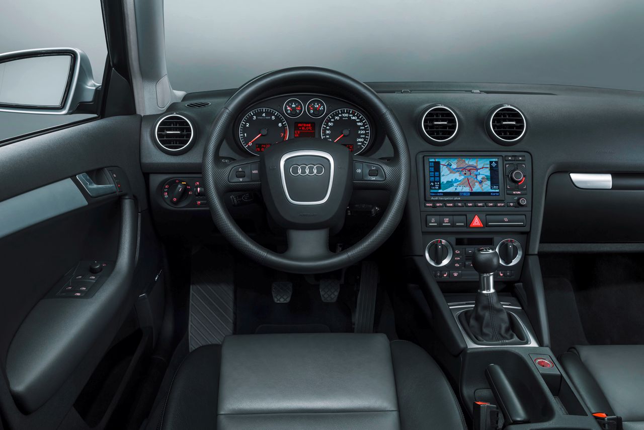Kabina Audi A3 - elegancka i dobrze wykonana, a tak samo przestronna (czyli średnio) jak w Golfie V/VI.