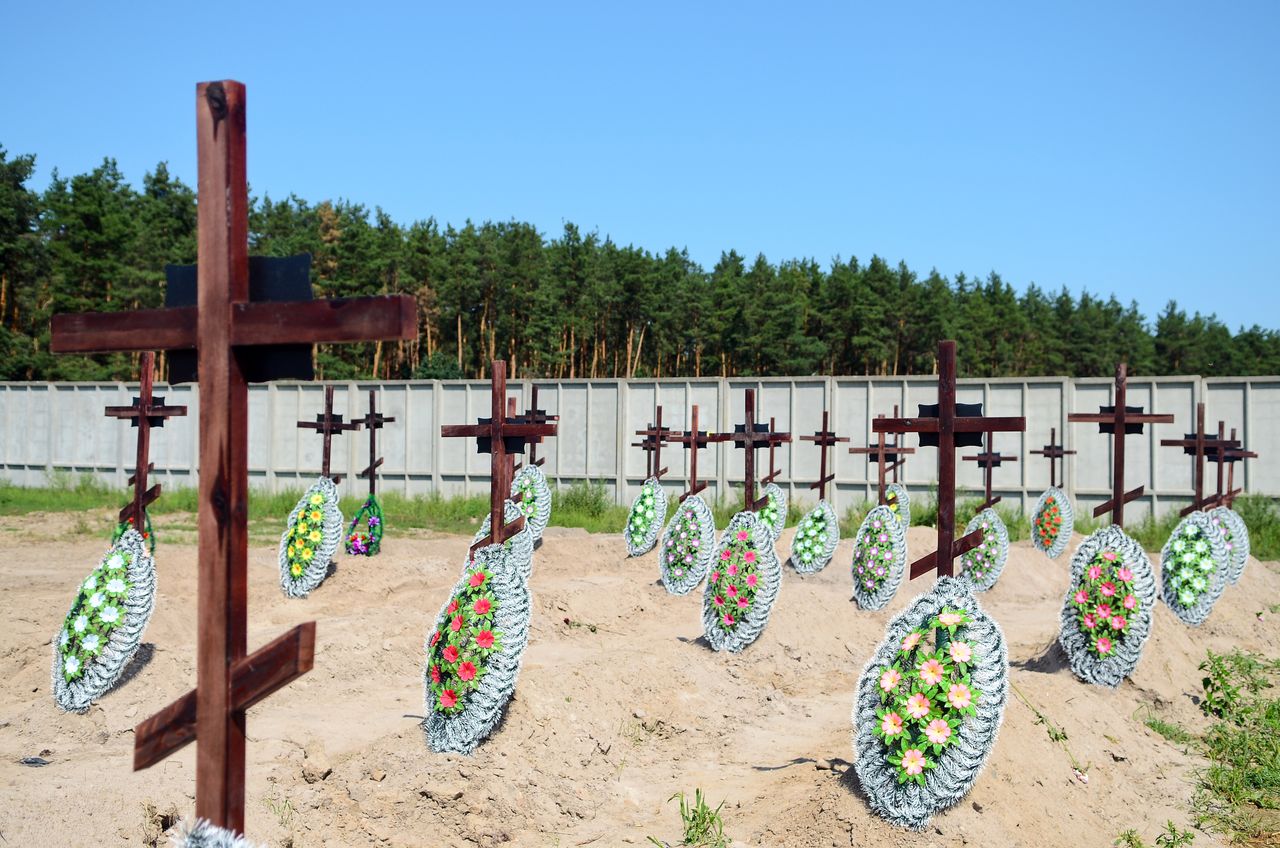Groby ofiar masakry w Buczy