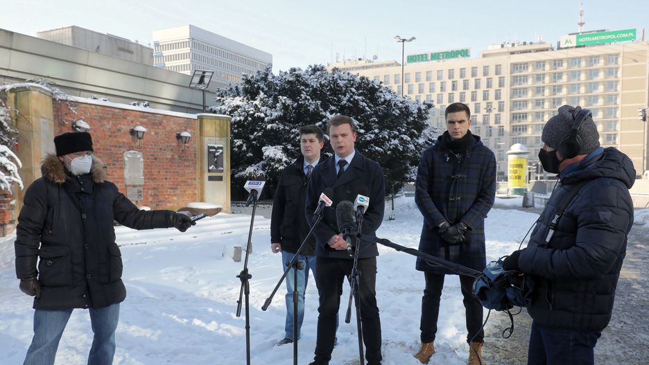 Warszawa. Konferencja prasowa Stowarzyszenia Młodzież Wszechpolska przy Rondzie Romana Dmowskiego
