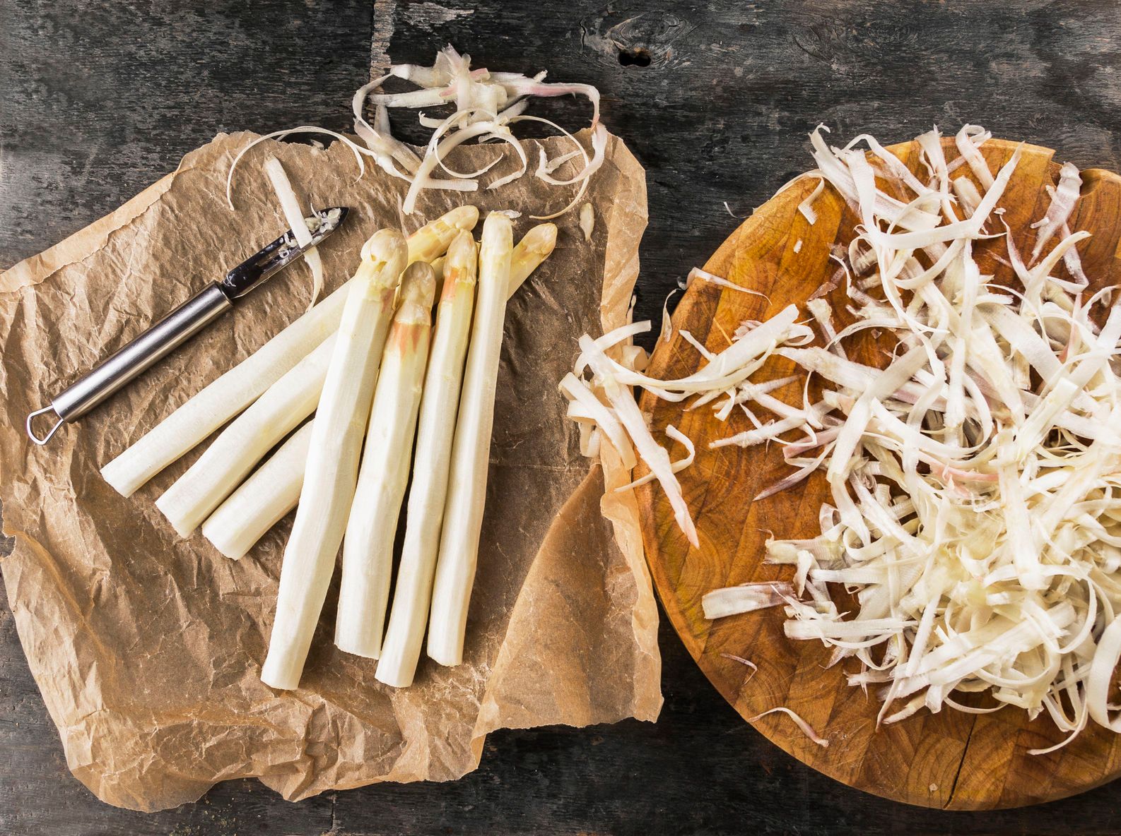 Białe szparagi należy obrać przed ugotowaniem