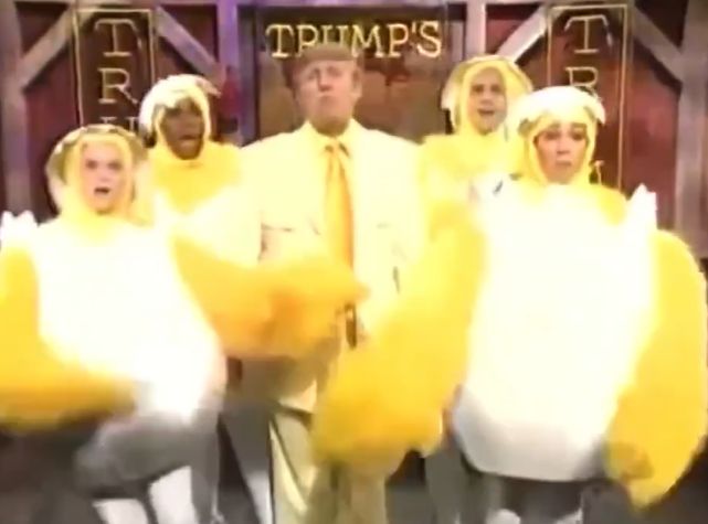 Donald Trump otoczony kurczakami