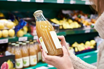 Szkło zniknie ze sklepów? Producenci alarmują. Efekt nowych regulacji