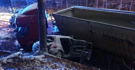 Tragiczny wypadek pod Starachowicami. Nie żyje kobieta, jej syn trafił do szpitala