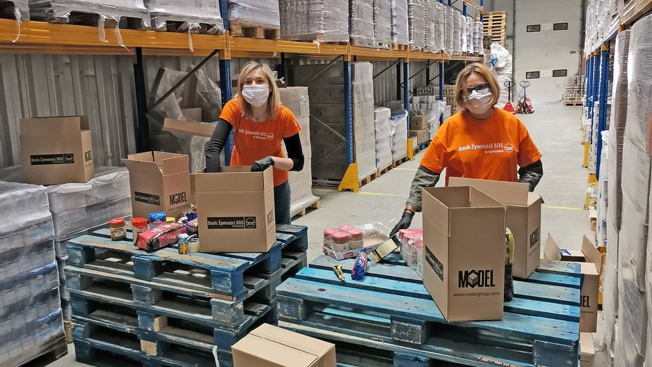 Warszawa. Bank żywności przygotowuje paczki dla potrzebujących