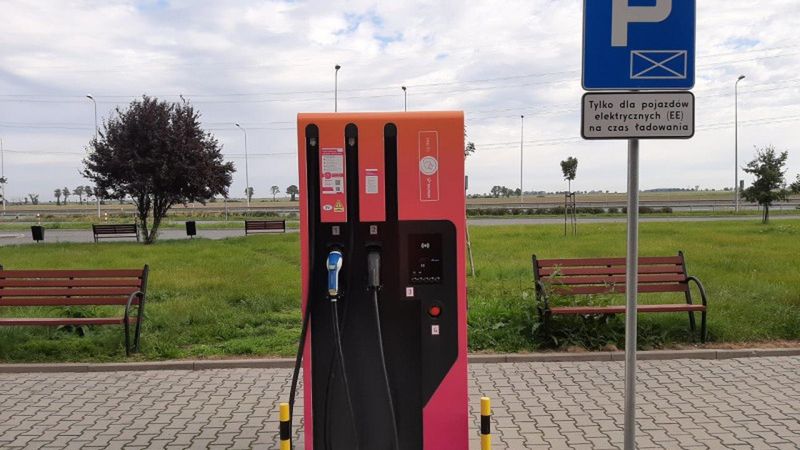 36 nowych stacji przy autostradach i drogach ekspresowych powinno ułatwić podróżowanie autem elektrycznym,