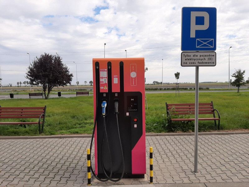 Nowe stacje ładowania na autostradach i ekspresówkach. GDDKiA ogłasza przetarg