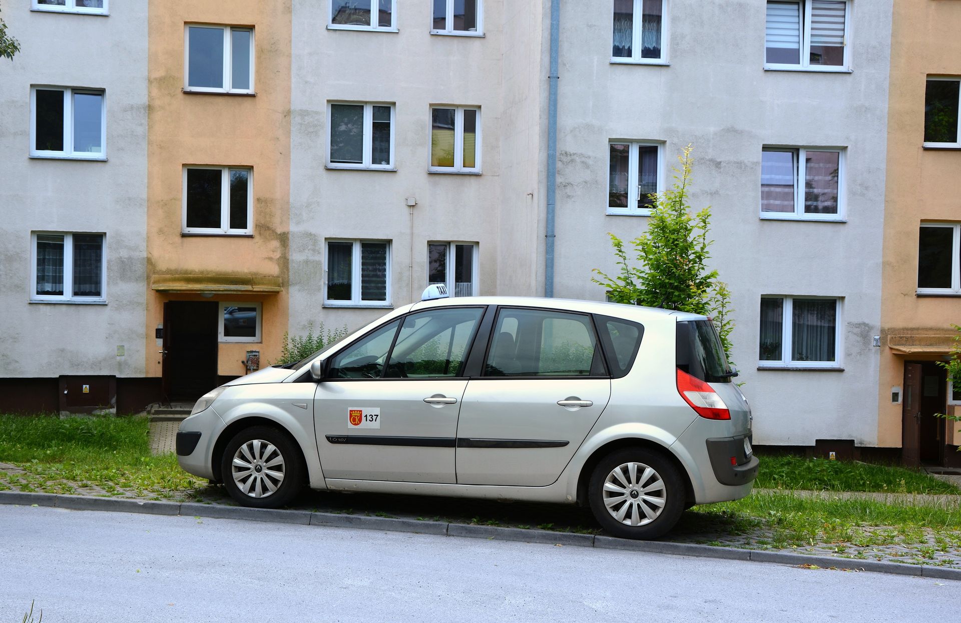 Taksówki blokują parkingi pod blokami. Uber i Bolt zabrały głos