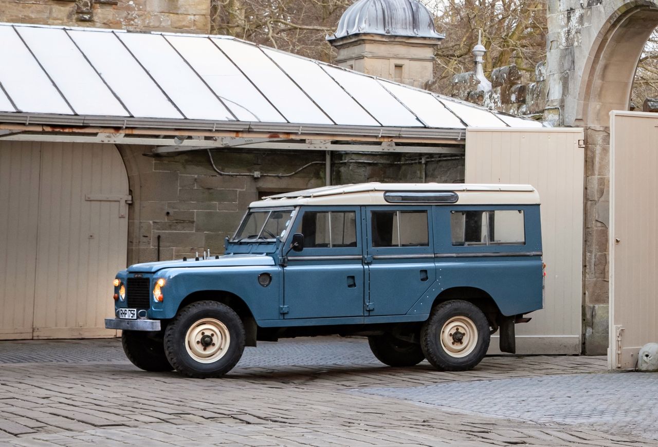 Defender ma następcę, ale to zupełnie inne auto. Wartość starych aut już jest wysoka, a jeszcze wzrośnie