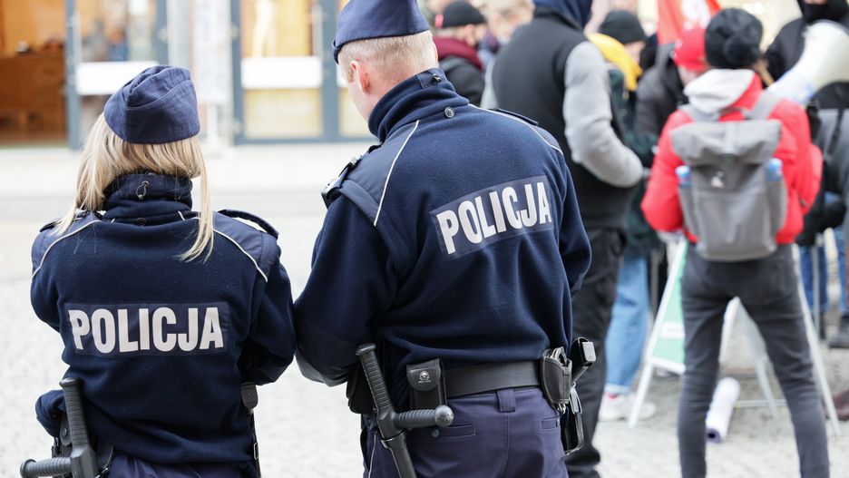 DAREK11
policjant, kamizelka, miasto, odblaskowa, policjantka, mundur, napis policja, zabezpieczenie, maseczka, policja, kontrola, drogówka, pieczarka, ruch drogowy, ulica, patrol, funkcjonariusz, funkcjonariuszka, glina, miejski, prawa, polska, mundurowy, czapka, czapki, czapka z daszkiem, kamizelka odblaskowa, akcja, prewencja, patrolowanie, radiowóz, mandat, kara, gaz, tarcza, lud