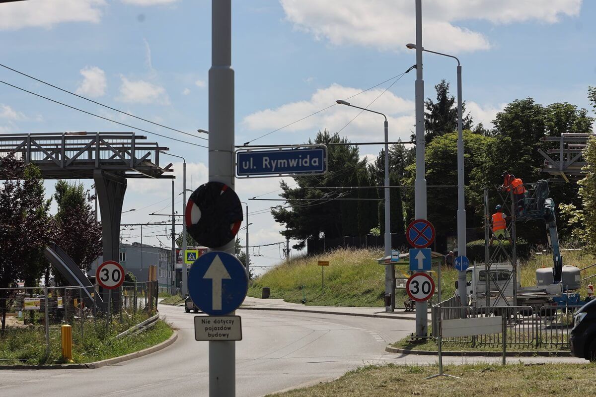 Montaż elementów kładki dla pieszych na ul. Filaretów