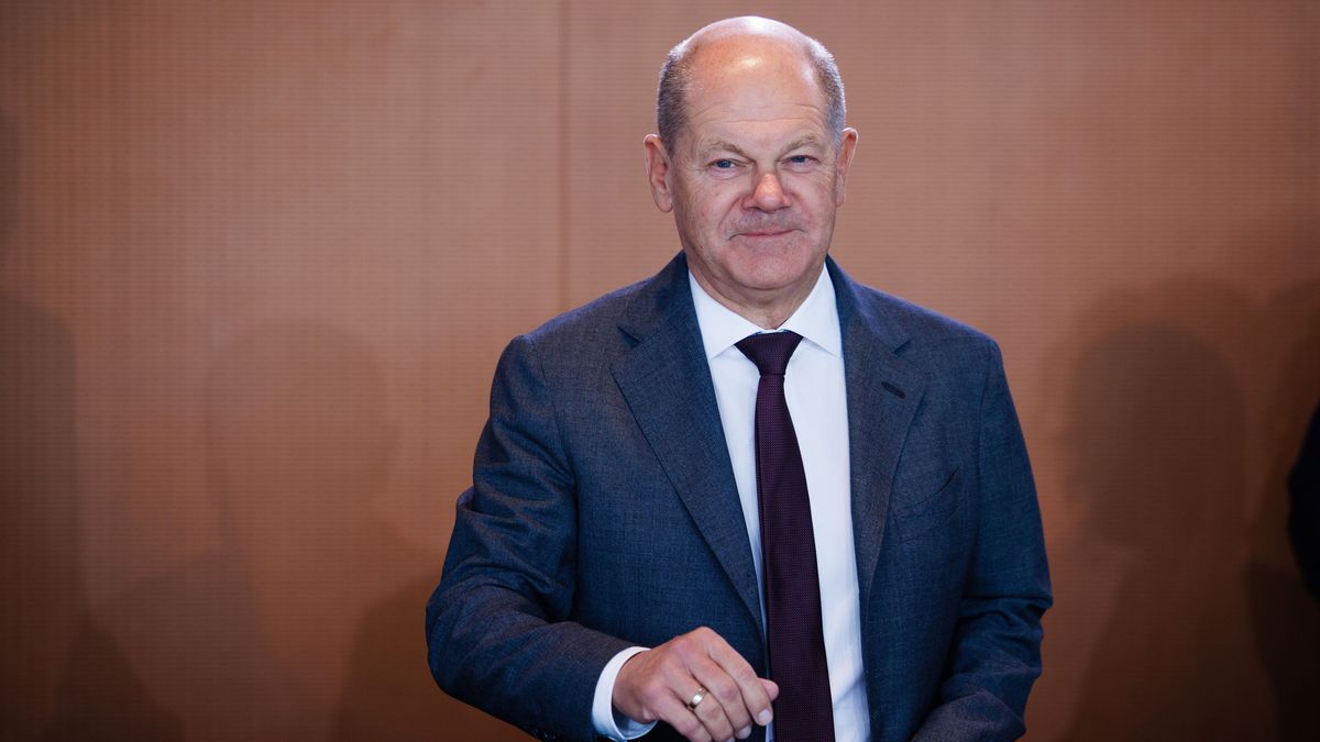 German Chancellor Olaf Scholz looks on during the cabinet meeting at the chancellery in Berlin, Germany, 18 September 2024. In its 113th meeting, the cabinet discusses among other topics, the foreign deployment of the Bundeswehr German armed forces. EPA/CLEMENS BILAN Dostawca: PAP/EPA.