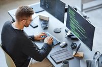 Programista; informatyk; inżynier IT; branża IT
