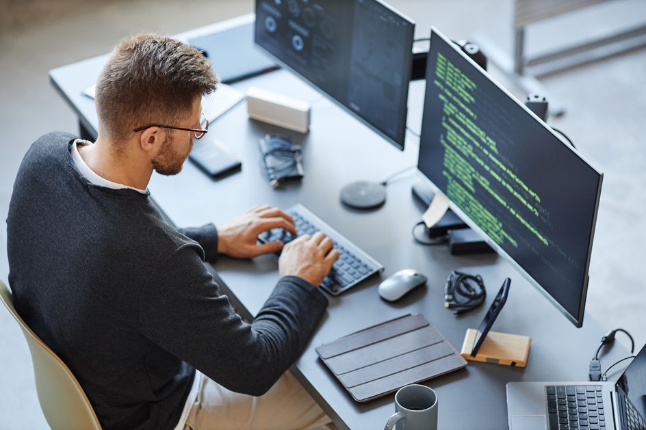 Programista; informatyk; inżynier IT; branża IT