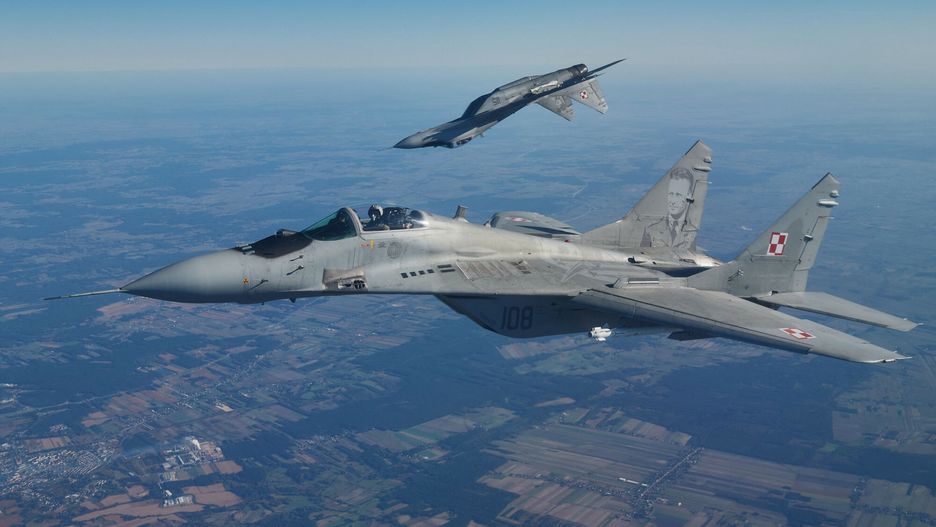 ?wiczenia si? powietrznych NATO w ?asku
Two F16 fighter jets take part in the NATO Air Shielding exercise near the air base in Lask, central Poland on October 12, 2022. (Photo by RADOSLAW JOZWIAK / AFP)
RADOSLAW JOZWIAK