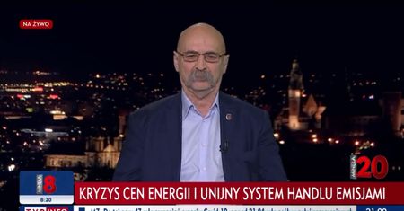 Był kierownikiem tuczarni świń. W TVP Info jest ekspertem od wszystkiego