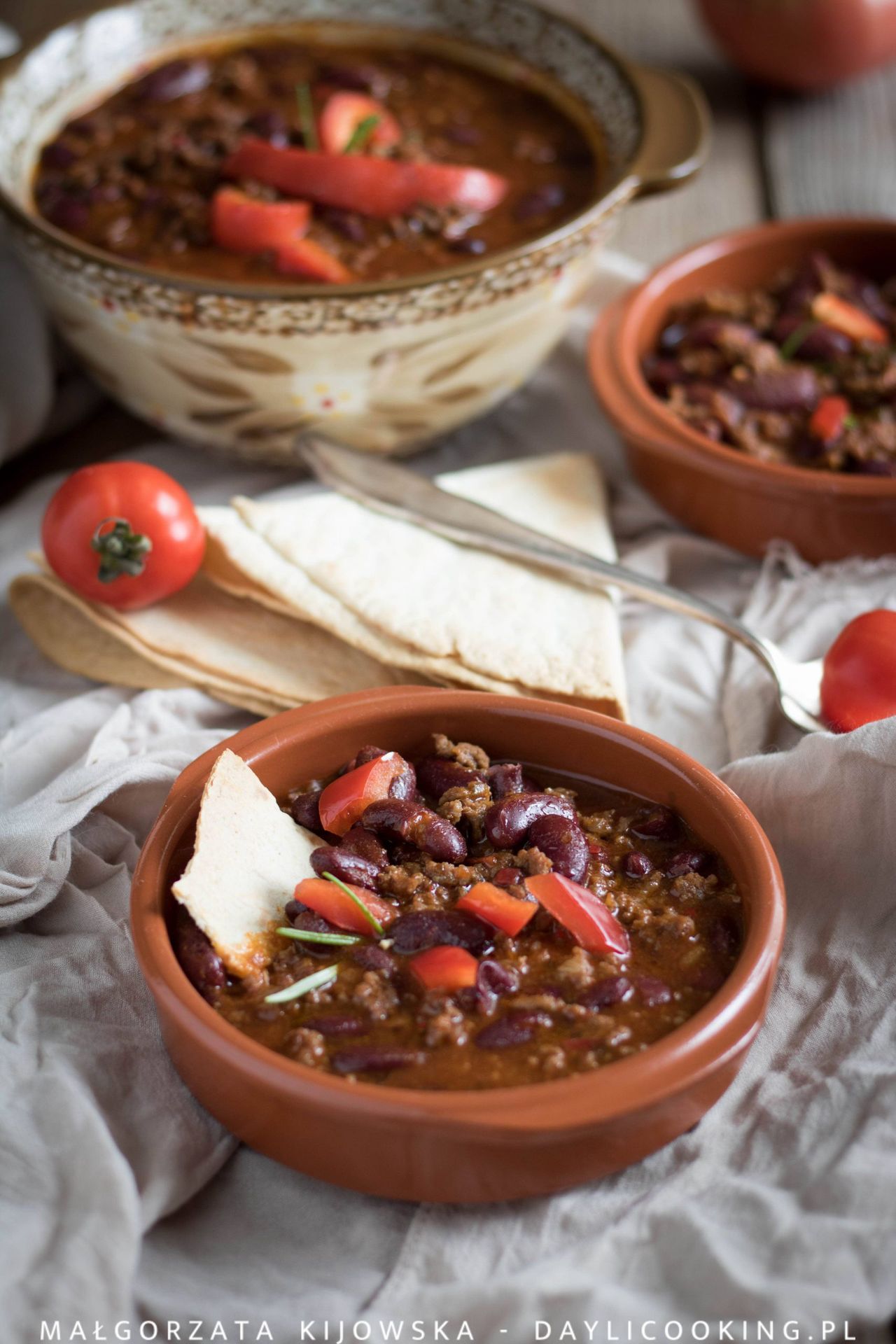 Konkurencja dla chilli con carne. Przepis na rozgrzewający gulasz z fasolą i mięsem