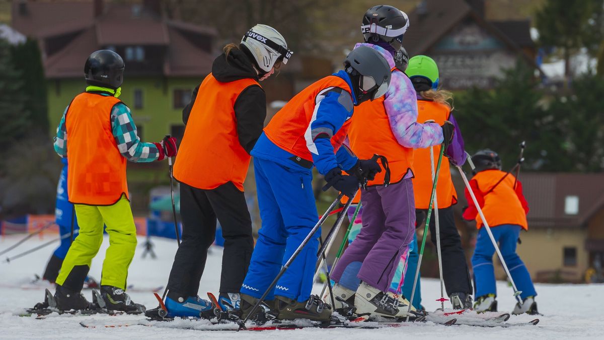 Coraz więcej młodzieży sięga po alkohol na zimowiskach