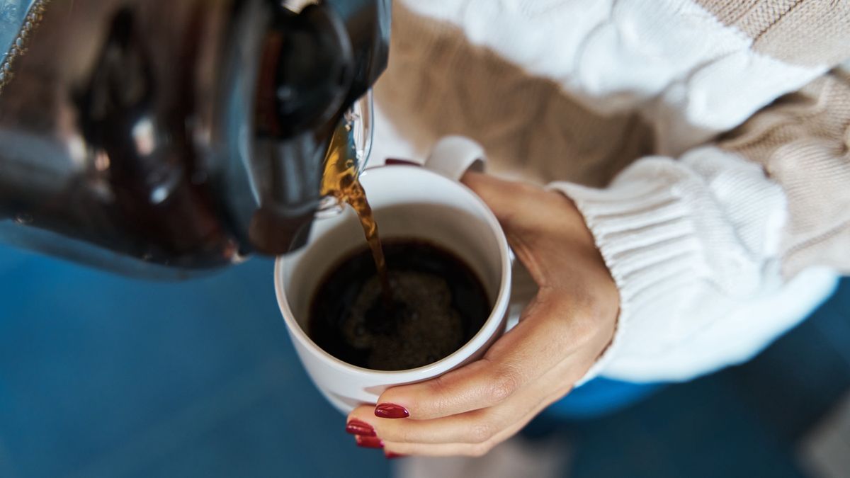 Woman pouring hot coffee to a mug at home.
Woman pouring herself hot coffee to a mug at home.
juanma hache