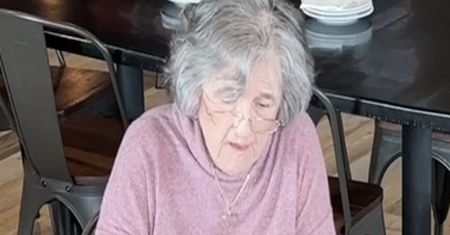 Seniorka w restauracji. Gorzkie nagranie z kelnerką ma już 3 mln odsłon