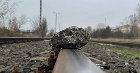 16-latek położył kamień na torach. Na taką kwotę wyceniono straty