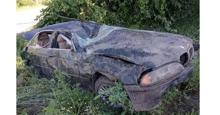 Kierowca pod wpływem alkoholu i bez uprawnień. Wypadł z drogi i dachował