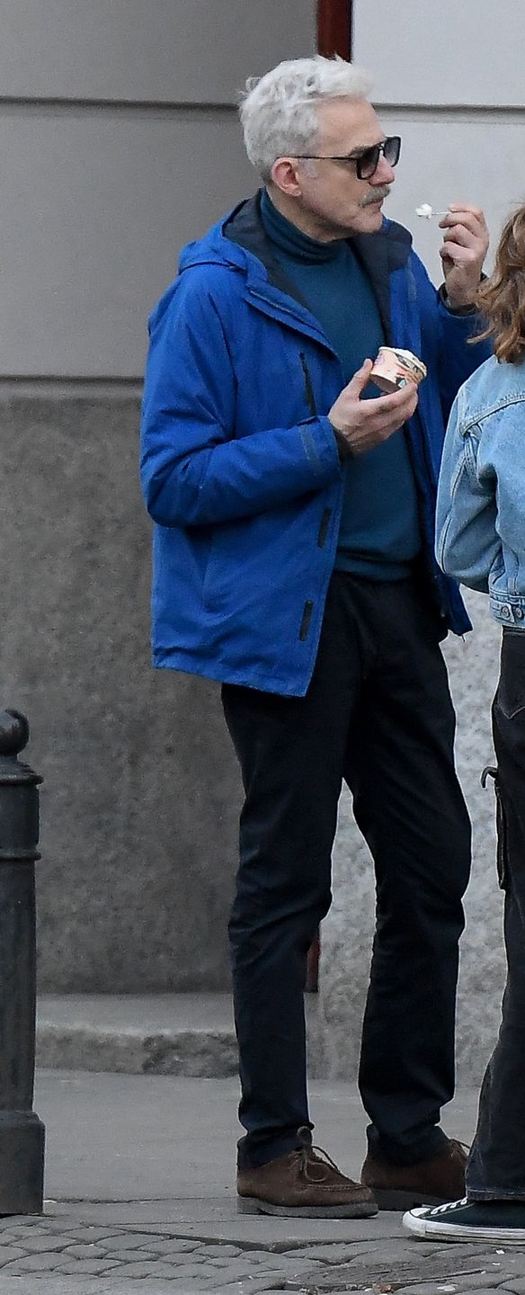 Hubert Urbański bez brody w nowym aucie