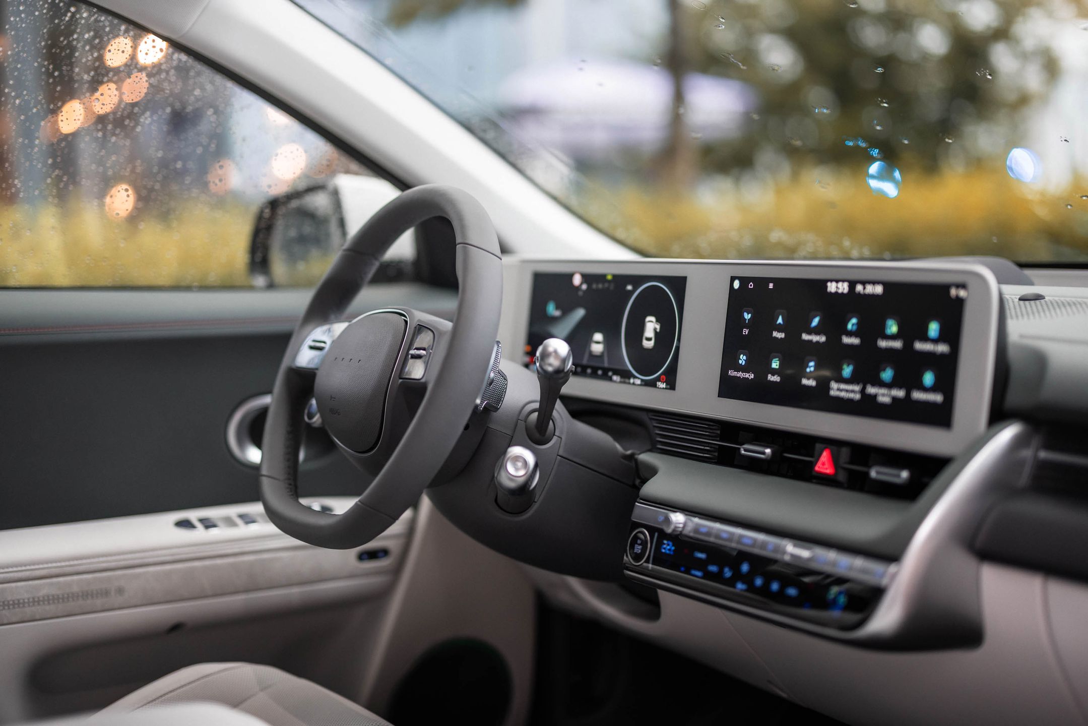 Topowa wersja ma dodatkowe obicia np. na półeczkę pod ekranem. W tańszych wariantach znajdziesz tu plastik