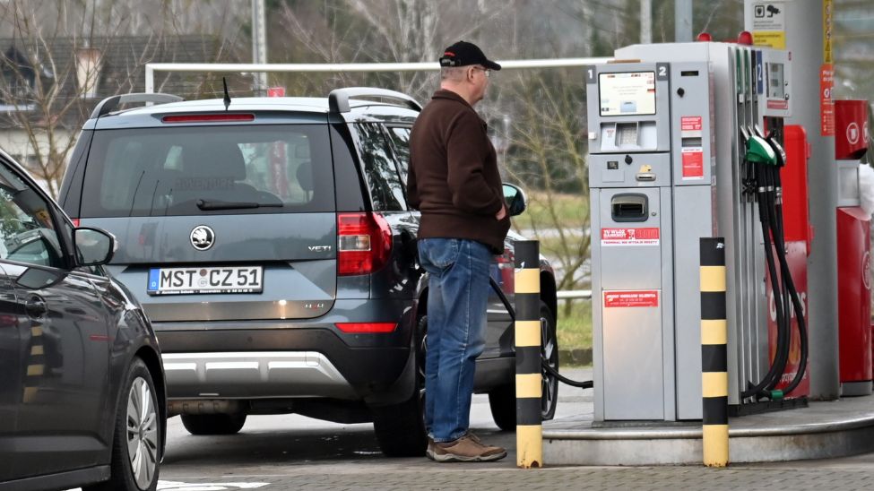 Niemcy cieszą się z obniżek paliwa w Polsce