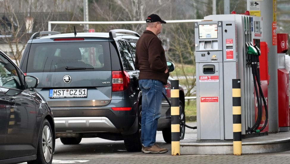 Niemcy zacierają ręce na polskie obniżki paliw. "W Warszawie to obserwują"