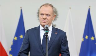 Tusk odsłania karty i pokazuje granatową teczkę. Jest zapowiedź komisji