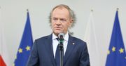 Tusk odsłania karty i pokazuje granatową teczkę. Jest zapowiedź komisji