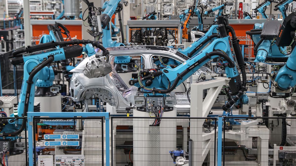 Polskę w produkcji baterii do "elektryków" wyprzedzają tylko Chiny. Ale to nie potrwa długo. Dlatego nasz przemysł musi przejść transformację