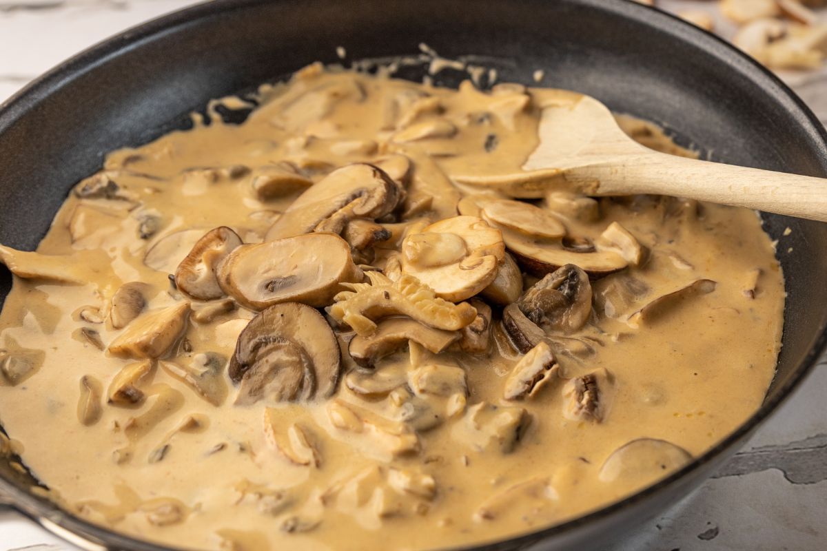 To najlepszy sos pieczarkowy, jaki można zrobić. Idealnie kremowy i bez grudek dzięki jednemu składnikowi