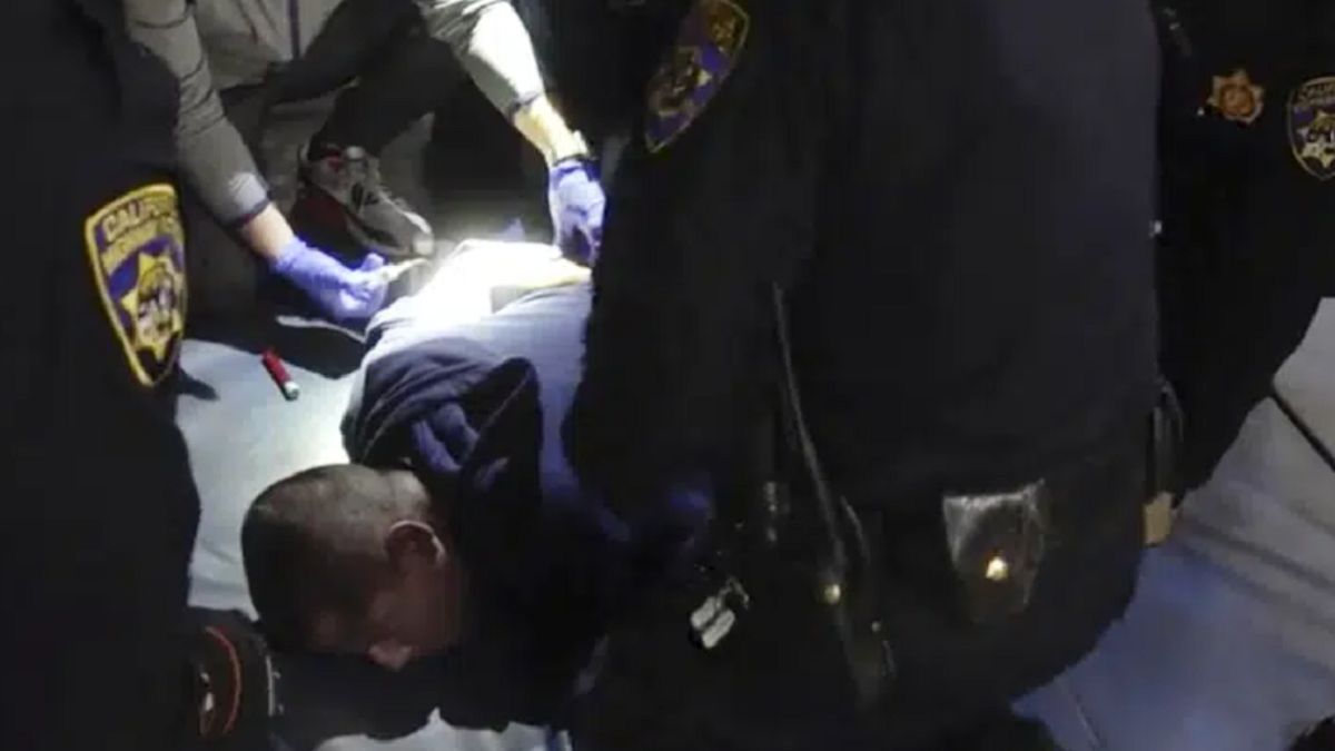 Nie reagowali na prośby zatrzymanego. Policjanci w areszcie 