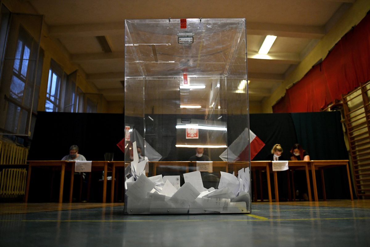 Wybory do Sejmu i Senatu, a także referendum ogólnokrajowe, odbędą się w niedzielę, a głosowanie będzie możliwe w godzinach od 7 do 21
