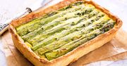 Ułóż szparagi na cieście francuskim. W kwadrans przygotujesz przystawkę jak z restauracji