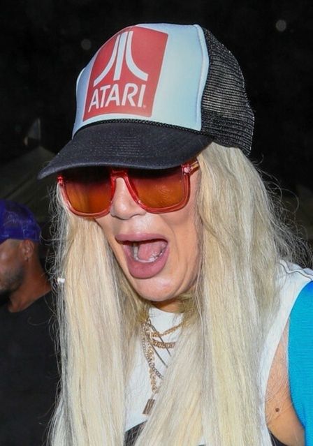 Tori Spelling z dziećmi we wesołym miasteczku