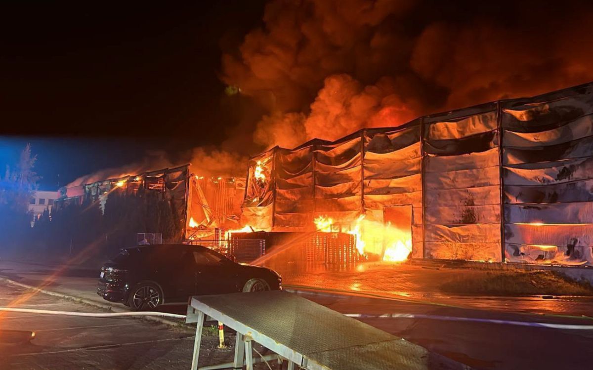 Gdynia. Ogień strawił magazyn z zabawkami. Pilny apel do mieszkańców