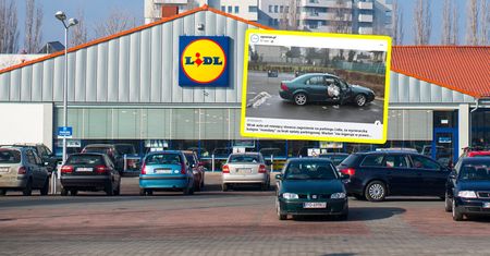 Taki widok przed Lidlem. "Stoi bez tablic"