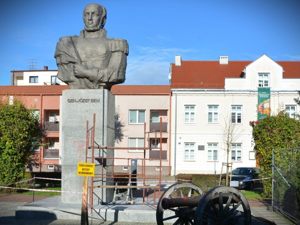 Ostrołęka: 39-latek w areszcie. Czy to on pomalował zabytek?