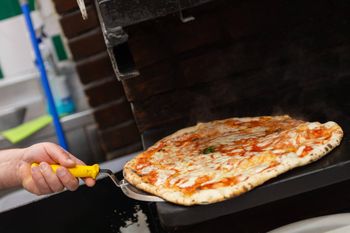 Próbowała oszukać pizzerię. Sprawa trafiła na policję