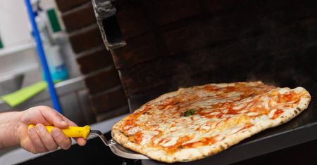 Chciała wyłudzić zwrot za pizzę. Zdjęcia od razu trafiły na policję