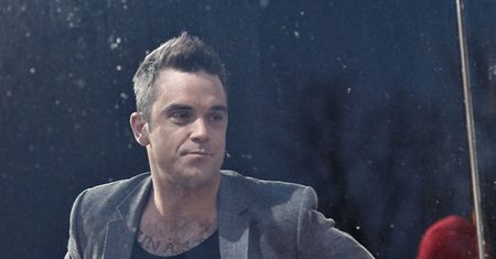 Robbie Williams pokazał tyłek fanom! (ZDJĘCIA)